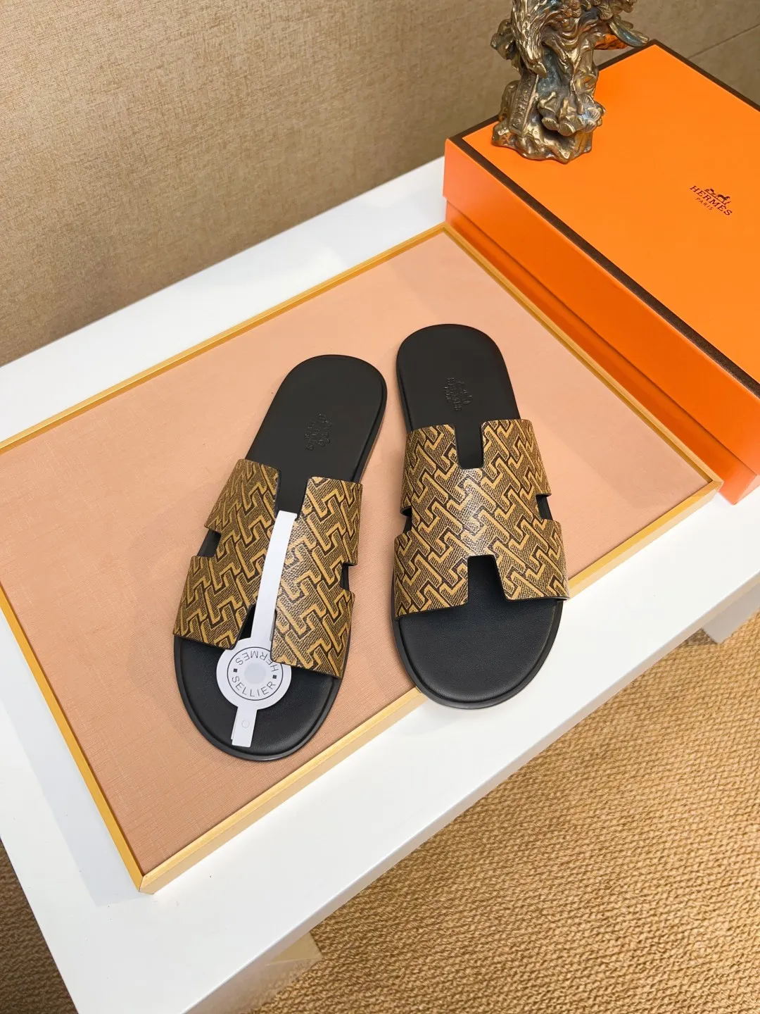 Men's clothing and shoes 💰280 💅💅💅 new arrival. Hermes Hermes official website latest counter synchronized new oran color leather H slippers, the original Paris version flew back to the original model and opened the mold to make it perfectly🍌The highest quality Sincerity, you can enter and leave the counter at will [Deyi] The upper is made of original customized  colored palm prints, crocodile print, ostrich print, colored cow leather, colored cow suede, 🤔 horse hair, 🥳 colored diamonds, 🥰 3D printing, and other genuine leather slippers, imported cow pattern foot pad lining, Italian  latest original genuine leather combination outsole Code number: 38-48 (customized at 46.47.48) Can be made into picture combination sole with genuine leather pattern and ordinary molded outsole